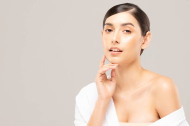 Güzel Asyalı kadınlar yumuşak çene derisine dokunuyor..