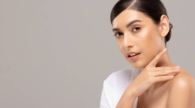 Güzel Asyalı kadınlar yumuşak çene derisine dokunuyor..