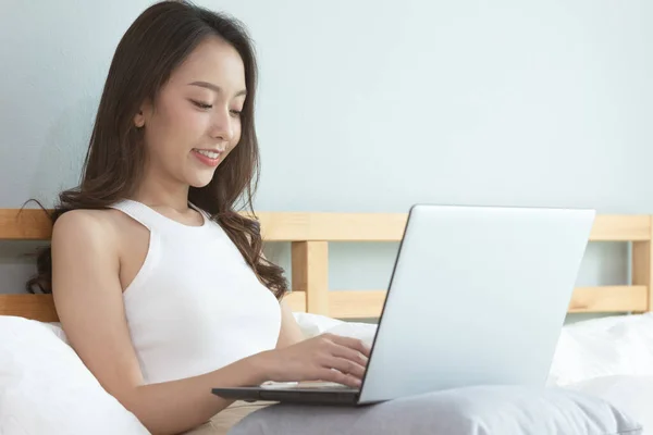 Asiática Mujer Trabajando Portátil Sentado Cama Casa — Foto de Stock