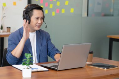 Asyalı Girişim İşadamı Ofiste video konferansı ile toplantı.