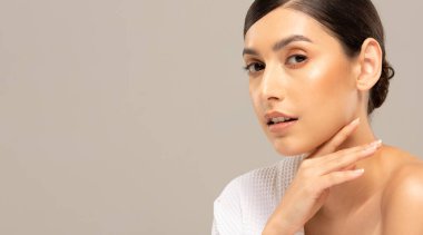 Güzel Asyalı kadınlar yumuşak çene derisine dokunuyor..