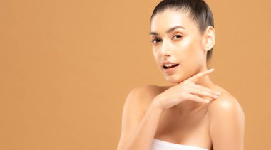 Güzel Asyalı kadınlar yumuşak çene derisine dokunuyor..