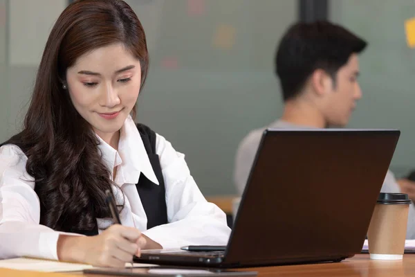 Азійська Бізнес Жінка Використовує Робочий Стіл Відзначає Роботу Папері Офісі — стокове фото