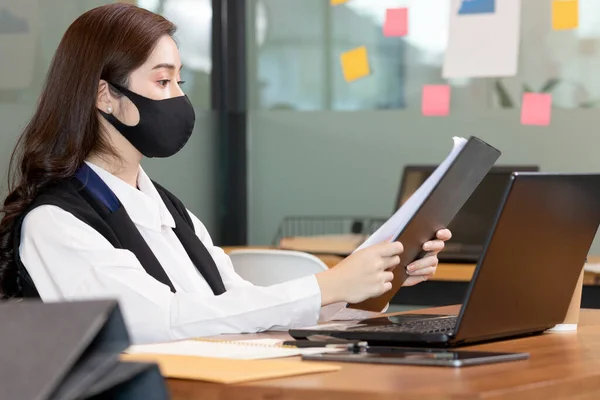 Mulher Negócios Trabalhando Labtop Máscara Atendimento Escritório — Fotografia de Stock