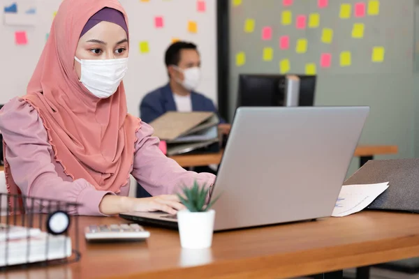 Negócios Asiático Muçulmano Mulher Feliz Trabalho Laptop Escritório — Fotografia de Stock