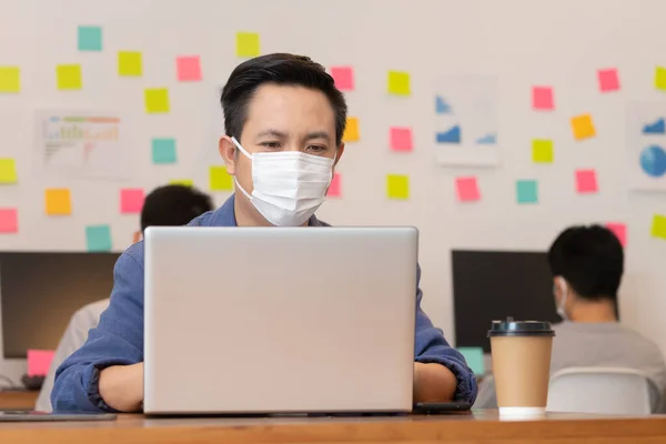 Homem Negócios Trabalhando Labtop Máscara Atendimento Escritório — Fotografia de Stock