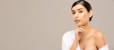 Güzel Asyalı kadınlar yumuşak çene derisine dokunuyor..