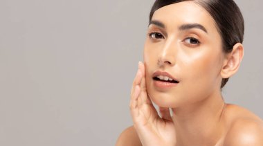 Güzel Asyalı kadın portresi. Cilt bakımlı ve sağlıklı..