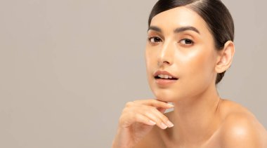 Güzel Asyalı kadınlar yumuşak çene derisine dokunuyor..