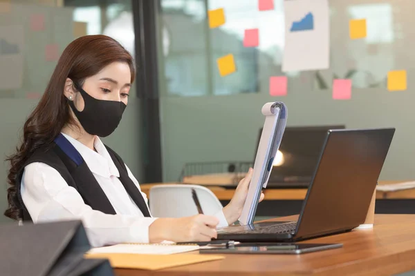 Negócios Mulher Asiática Feliz Trabalho Laptop Escritório — Fotografia de Stock