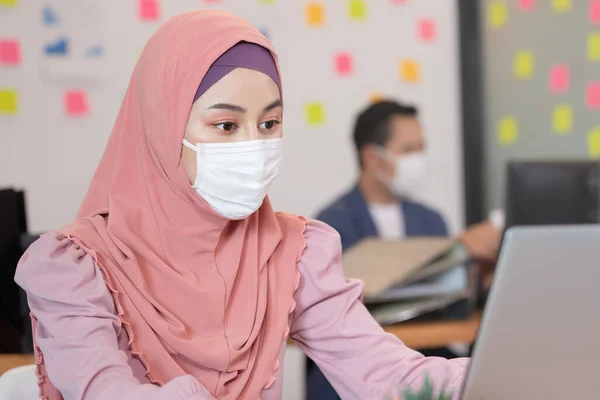 Negócios Asiático Muçulmano Mulher Feliz Trabalho Laptop Escritório — Fotografia de Stock