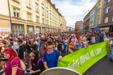 OSTRAVA / CZECH Cumhuriyet - 17 Ağustos 2019: Çek Cumhuriyeti 'nin Ostrava kentindeki ilk Eşcinsel Onur Yürüyüşü' ne katılan insanlar.