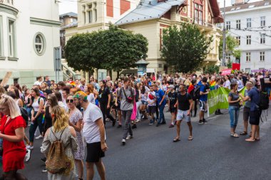 OSTRAVA / CZECH Cumhuriyet - 17 Ağustos 2019: Çek Cumhuriyeti 'nin Ostrava kentindeki ilk Eşcinsel Onur Yürüyüşü' ne katılan insanlar.
