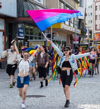 OSTRAVA / CZECH Cumhuriyet - 17 Ağustos 2019: Çek Cumhuriyeti 'nin Ostrava kentindeki ilk Eşcinsel Onur Yürüyüşü' ne katılan insanlar.