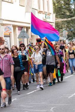 OSTRAVA / CZECH Cumhuriyet - 17 Ağustos 2019: Çek Cumhuriyeti 'nin Ostrava kentindeki ilk Eşcinsel Onur Yürüyüşü' ne katılan insanlar.