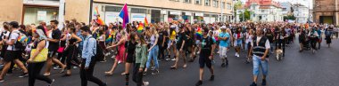 OSTRAVA / CZECH Cumhuriyet - 17 Ağustos 2019: Çek Cumhuriyeti 'nin Ostrava kentindeki ilk Eşcinsel Onur Yürüyüşü' ne katılan insanlar.