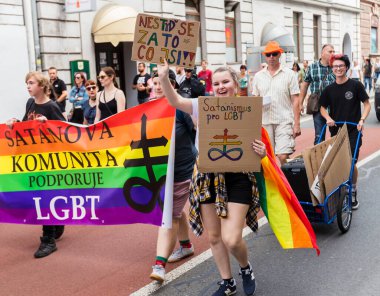 OSTRAVA / CZECH Cumhuriyet - 17 Ağustos 2019: Çek Cumhuriyeti 'nin Ostrava kentindeki ilk Eşcinsel Onur Yürüyüşü' ne katılan insanlar.