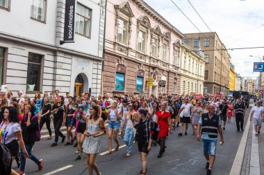 OSTRAVA / CZECH Cumhuriyet - 17 Ağustos 2019: Çek Cumhuriyeti 'nin Ostrava kentindeki ilk Eşcinsel Onur Yürüyüşü' ne katılan insanlar.