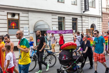 OSTRAVA / CZECH Cumhuriyet - 17 Ağustos 2019: Çek Cumhuriyeti 'nin Ostrava kentindeki ilk Eşcinsel Onur Yürüyüşü' ne katılan insanlar.