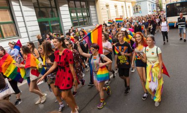 OSTRAVA / CZECH Cumhuriyet - 17 Ağustos 2019: Çek Cumhuriyeti 'nin Ostrava kentindeki ilk Eşcinsel Onur Yürüyüşü' ne katılan insanlar.