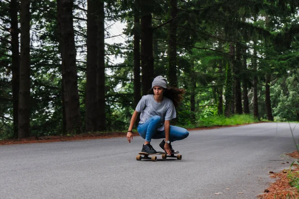 Kadın paten egzersizi yapıyor.