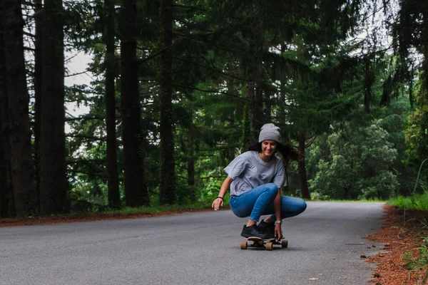 Uzatma egzersizi yapan bir kadın.