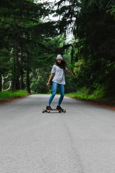 Kadın paten kayarken kayıyor