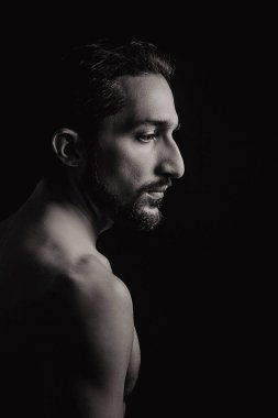 Bir adamın profil portresi. Siyah beyaz fotoğrafçılık. Sükunetin, düşüncenin ve yalnızlığın duygusu