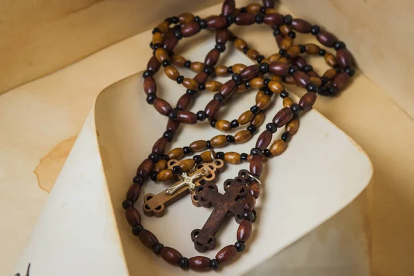 Concepto Religión Religión Cristiana Dos Cruces Madera Sobre Cadenas Madera — Foto de Stock