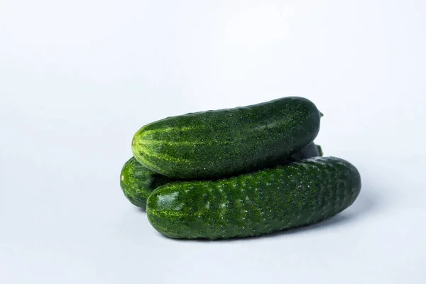 Három Zöld Uborka Fehér Háttérrel Szüret Kertből Hozzávalók Saláta Készítéséhez — Stock Fotó