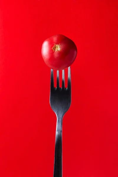 Tomate Vermelho Sobre Fundo Vermelho Tomate Num Garfo Conceito Dieta — Fotografia de Stock