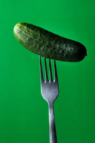 Πράσινο Αγγούρι Πιρούνι Φωτογραφία Πράσινο Φόντο Έννοια Διατροφής — Φωτογραφία Αρχείου