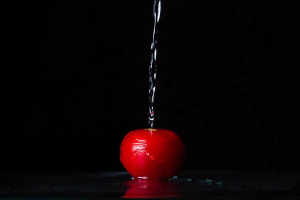 Tomate Vermelho Sobre Fundo Preto Água Derrama Tomate Cima — Fotografia de Stock