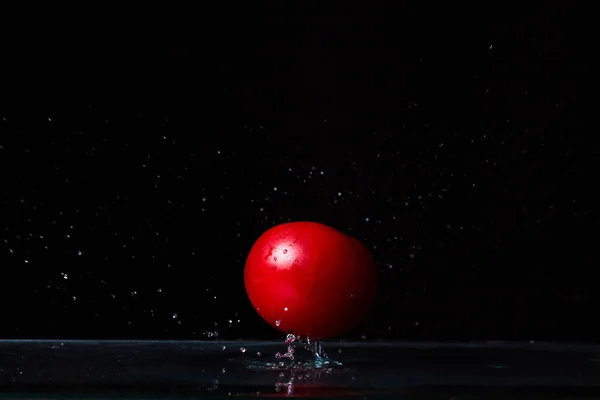 Red Tomato Black Background Tomato Falls Water — Stock Photo, Image