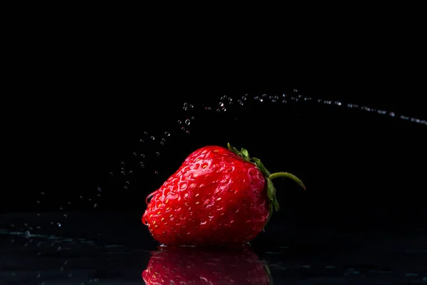Strawberries Black Background Creative Photo Strawberries Stream Water Strawberries Water — Stock Photo, Image