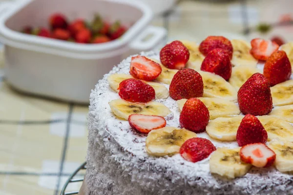 Tarta Frutas Casera Con Crema Pastel Decorado Con Fresas Plátanos — Foto de Stock