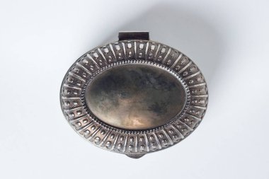 Beyaz arka planda antik gümüş bir tabut. Fotoğraf yukarıda.