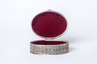 Beyaz arka planda antik gümüş bir tabut. Kutu açık, içi kırmızı kadife kaplı..