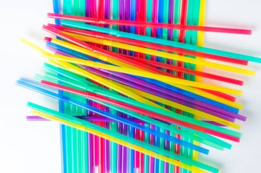 Renkli kokteyl pipetleri beyaz arka planda yatar. Kokteyl tüpleri iki katmanlı. Tatil konsepti. Bir yazı için arkaplan.