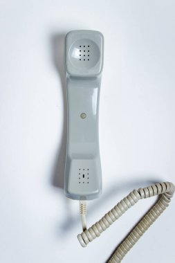 Telefon ahizesi beyaz bir arka planda yatıyor. İş bağlantısı kavramı