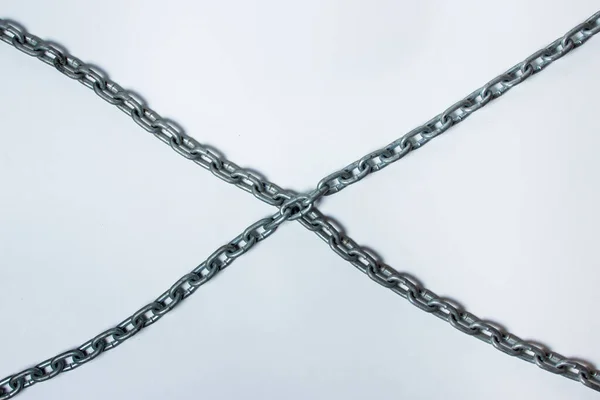 白い背景にチェーンで作られたクロス 鉄の鎖は禁止を意味する十字架の形をしています — ストック写真