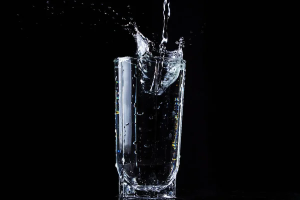 Ein Wasserstrahl Ergießt Sich Ein Glas Wasser Wasser Ergießt Sich — Stockfoto