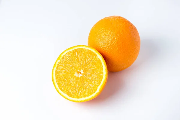 Naranjas Sobre Fondo Blanco Una Naranja Entera Otra Cortada Por — Foto de Stock