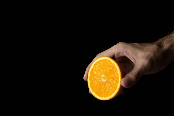 Mano Tiene Una Naranja Una Naranja Corta Por Mitad Foto —  Fotos de Stock