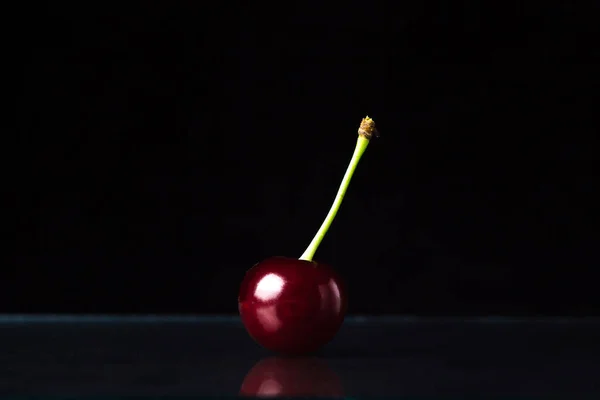 Cereja Fundo Preto Uma Cereja Vermelha Galho — Fotografia de Stock