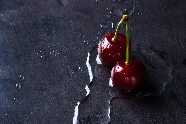 Cherry Černém Pozadí Dvě Třešně Stojí Vodě — Stock fotografie