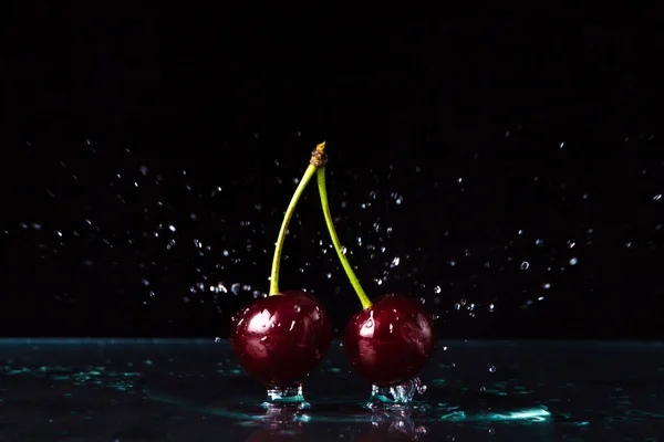 Cereja Cai Sobre Água Torno Spray Água Cereja Sobre Fundo — Fotografia de Stock