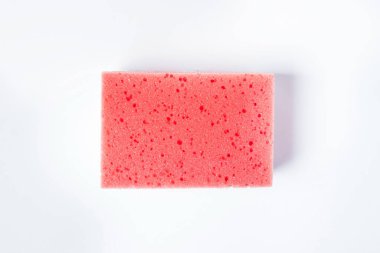 Beyaz arka planda banyo süngeri. Banyoda yıkanmak için. Fotoğraf yukarıda.