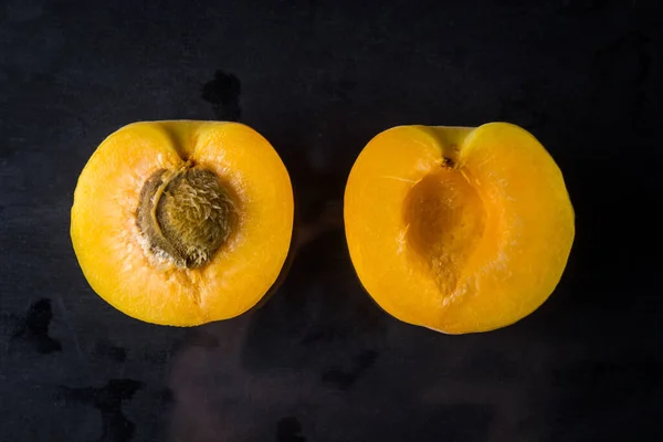 Deux Tranches Abricot Sur Fond Noir Une Tranche Abricot Avec — Photo