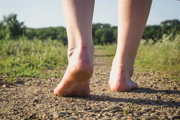 裸の足が道に沿って行く 旅行のコンセプト 歩く男 — ストック写真